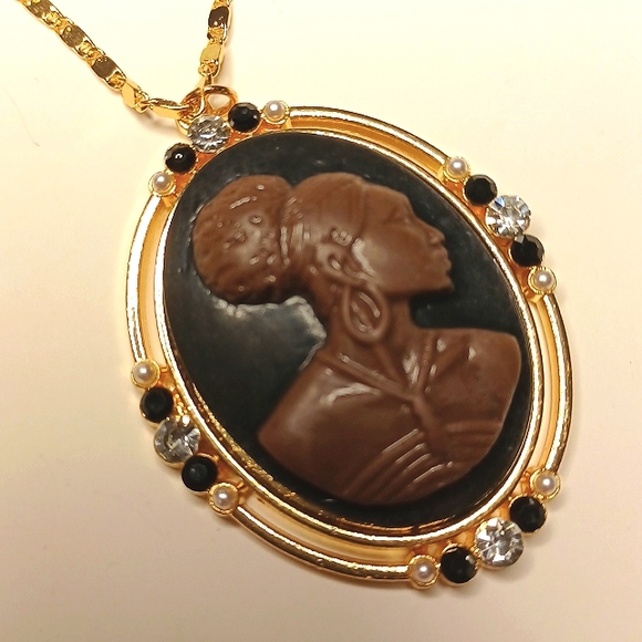 NWOT Beautiful Goldtone Rhinestone  Resin Cameo - Picture 1 of 5